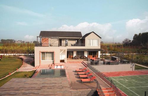 Palanpur Villa | Falak Farms- Villa with Pool,Jacuzzi in Chandigarh