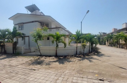 Dumas House | Family home near Airport & convention center, withFree Wi-Fi & aminities.