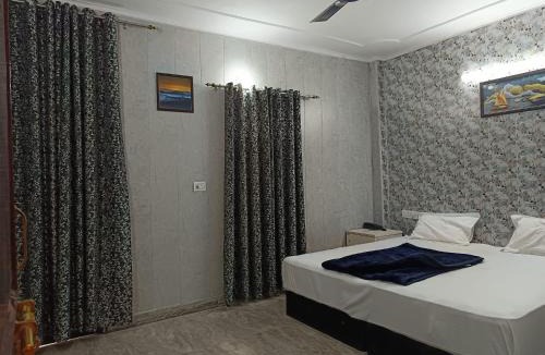 Nizamuddin East Hotel | Family Hotel Near Nizamuddin Gate No 4