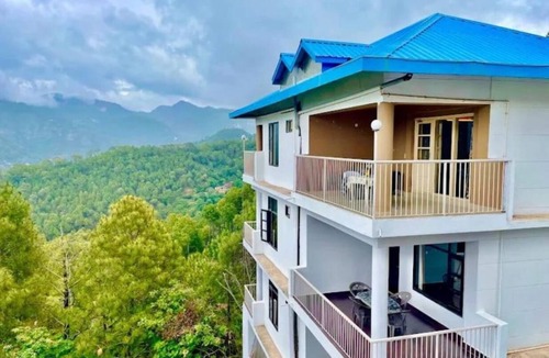 Kasauli Hotel | Family Suite with Balcony - The Terrace Retreat by StayVues