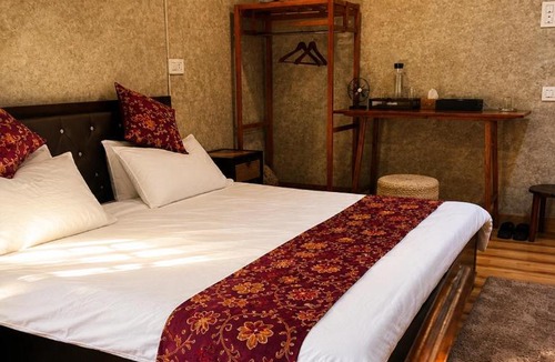Srinagar Ski Chalet | Forest Cabin Stay in Doodpathri - Perfect for Couples, Bonfire, BBQ