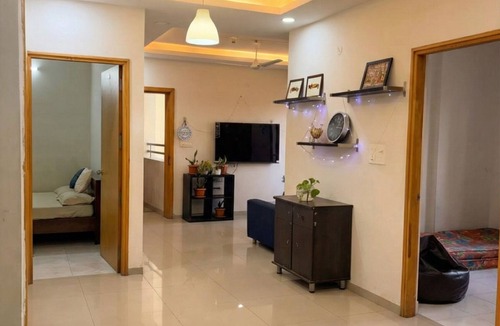 Nanakram Guda Apartment | Golden Glow: Cozy 3BHK with Scenic Views at Financial District, Hyderabad
