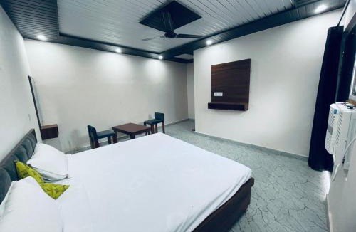 Faizabad Hotel | Goroomgo Ayodhya Dham Guest House Ayodhya
