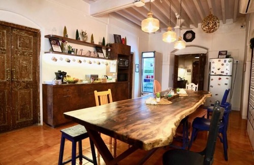 Pali Hill Hostel | GoSolo Stays