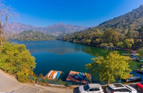 Naukuchiyatal Hotel | Hidden Lake Naukuchiyataal,Lake side Stay