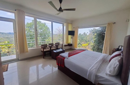 Devikolam Hotel | Holidayz by Stayz Royale Munnar - Misty & Sunrise Experience