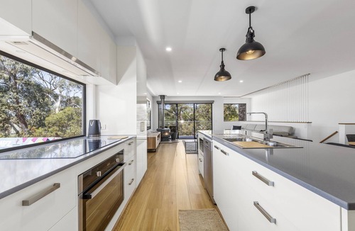 Anglesea House | Holmly 2 - Premium Position, Walk to Everything!