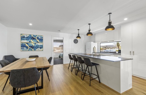Anglesea House | Holmly 2 - Premium Position, Walk to Everything!
