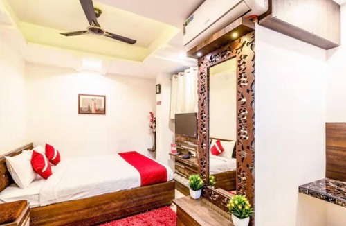 Shanthala Nagar Hotel | Hotel Aura Residency
