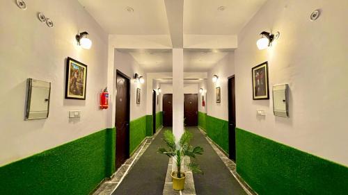Gomti Nagar Hotel | Hotel Madhav Inn