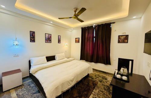 Sector 27 Hotel | Hotel Oxygen La Vida Stay- Couple Friendly-Noida Sector 18