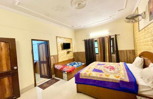 The Mall Road Hotel | HOTEL USHA PALACE ! MUSSOORIE होटल उषा पैलेस ஹோட்டல் உஷா பேலஸ் હોટેલ ઉષા પેલેસ ਹੋਟਲ ਊਸ਼ਾ ਪੈਲੇਸ near mall road hotel-with-mountain-view Spacious-Room-with-wi-fi-and-Parking-availability, best hotel in Mussoorie