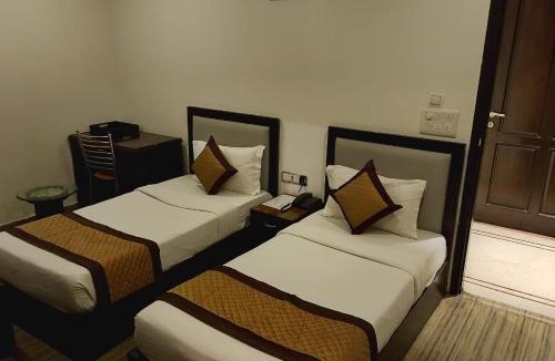 Safdarjung Enclave Hotel | HOTEL VEER PALACE By GREYSKY NEAR AIIMS DELHI