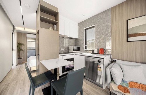 Mitcham Apartment | Inviting Modern Tiny Home 8 Min Walk to Station