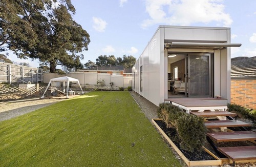 Mitcham Apartment | Inviting Modern Tiny Home 8 Min Walk to Station