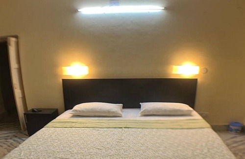 Bhubaneshwar Villa | Kathjodi groud floor garden view room in a Villa in Bhubaneswar