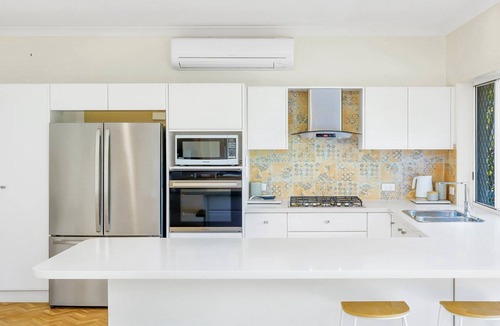Macmasters Beach House | Lakeside Relax | Pet Friendly, WiFi | Accom Holidays