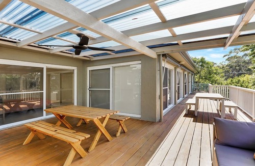 Macmasters Beach House | Lakeside Relax | Pet Friendly, WiFi | Accom Holidays