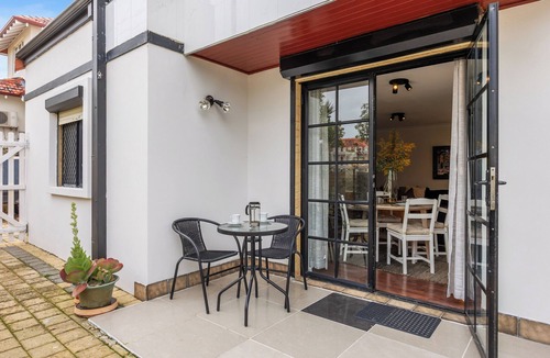 North Perth Apartment | Leafy courtyard Pet friendly Free parking