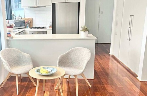 Crows Nest Apartment | Luxe 2BR 2bath & Terrace + Parking. Metro at 200m