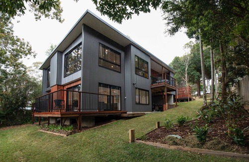 Springbrook House | Luxury Accomodation in Rainforest Retreat. Pet friendly house.