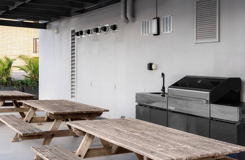 Darlinghurst Apartment | Luxury CBD Darlinghurst Apartment | King Bed, Pool & Sauna, Rooftop