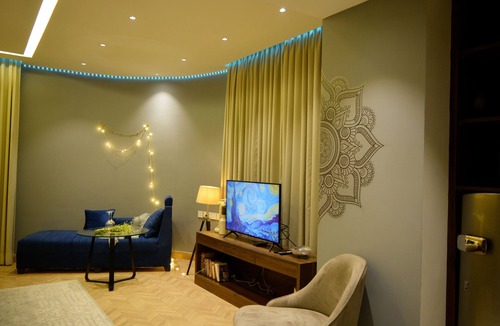 Gurugram Apartment | Luxury Skyline Studio Near Cyberhub & Metro NirviiHomes