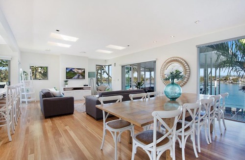 Surfers Paradise House | Main River Magic