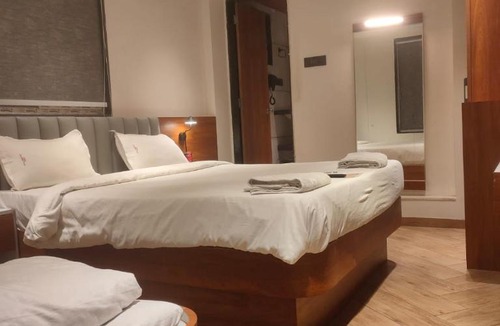 Pune Cabin | Majestic Inn