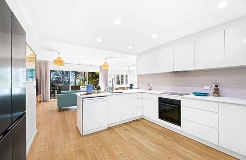 Denhams Beach House | Margs at Denhams | Beach Access & Ocean Views