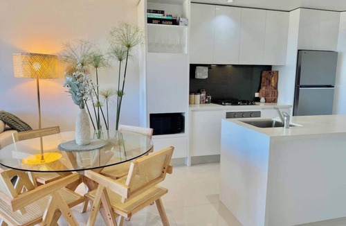 Merewether Apartment | Merewether By The Beaches Newcastle, Free Parking