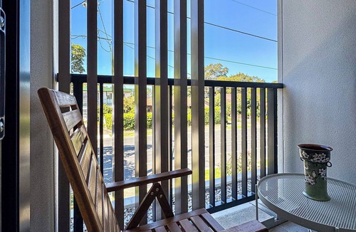 Parramatta House | Modern 3BR Townhouse/Sleeps 10/2-Car Garage