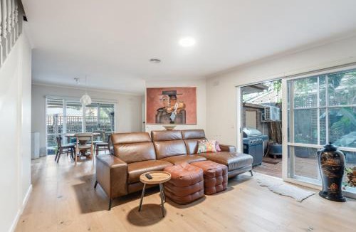 Glen Iris House | Modern Nomads Charming Glen Iris 2BR Townhouse with Free Parking
