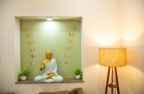 Air Force Area Apartment | Near AIIMS Cook-Your-Own Kitchen Family Villa