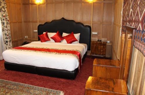 Sudarbal Boat Rental | New York Houseboat