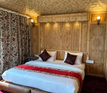 Sudarbal Boat Rental | New York Houseboat