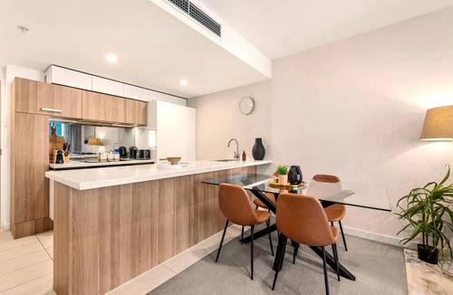 Fortitude Valley Apartment | Newstead Balcony Hideaway | Rooftop Pool | Walk to James St & the Valley