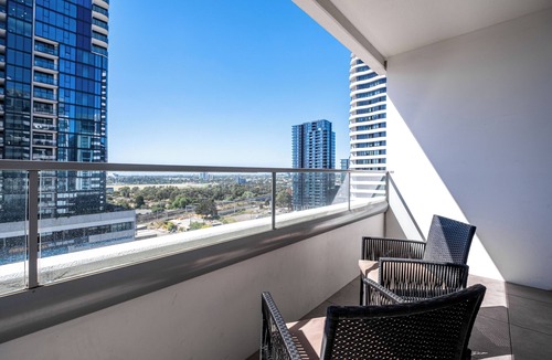 Footscray Apartment | Panoramic Views 2BR with Pool and Free carpark