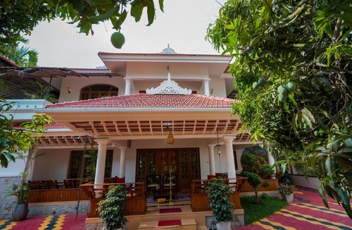 Alwaye House | Parudeesa - Luxurious Palace look with pool-Near CBD - Kerala - India with Breakfast