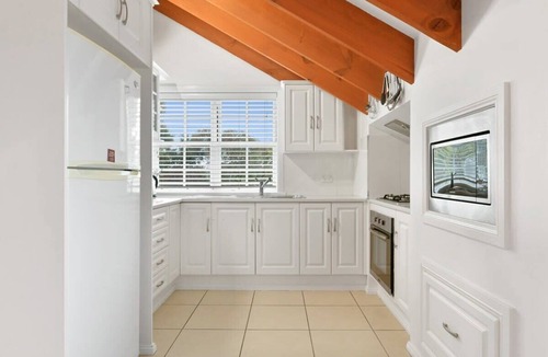 Bathurst House | Peel House. Character Home & BBQ. Bathurst CBD.