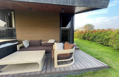 Hyderabad Cottage | Peony - Boutique Stay with Outdoor Jacuzzi in Hyderabad by Homeyhuts