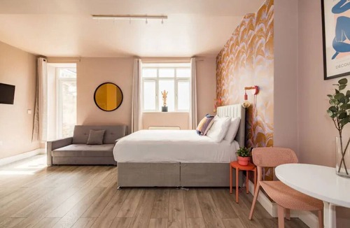 Okhla Apartment | Perfect 1-bedroom apartment with AC in peaceful New Delhi
