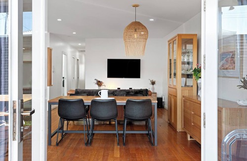 Merewether House | Pet-friendly cottage near cafes, pubs and parks