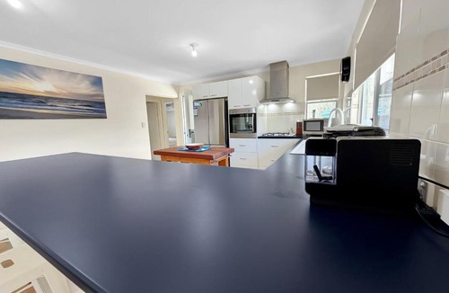 Preston Beach House | Preston Beach Escape - Boat & Caravan Parking