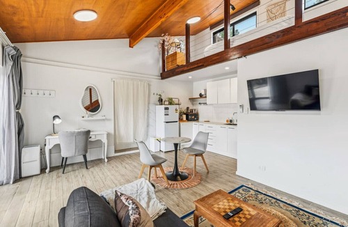 Daisy Hill House | Private Loft Studio | High Ceiling | Tennis Court