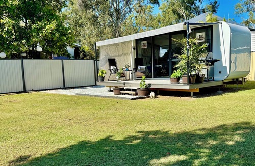 Howard House | Private Studio Pod well equipped | Walk to Town | Aircon, Deck & BBQ, Wifi
