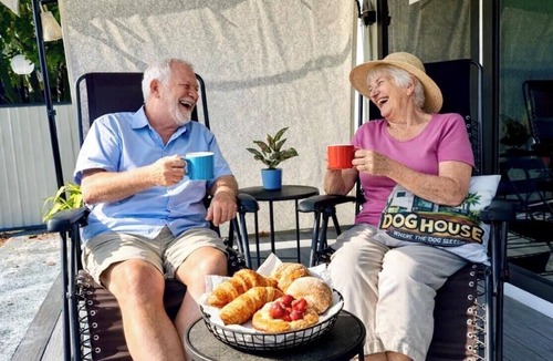 Howard House | Private Studio Pod well equipped | Walk to Town | Aircon, Deck & BBQ, Wifi
