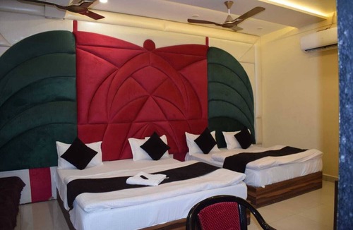 Mathura Hotel | Quaint 9-bedroom hotel with AC in vibrant Mathura