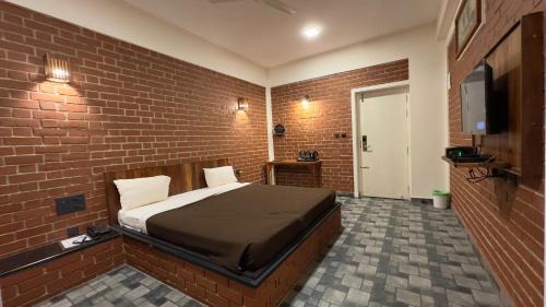 Stuart Hill Hotel | Red Bricks Inn