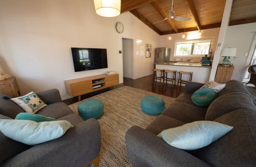 Blairgowrie House | Relax in this boho coastal home walking distance to beautiful beach